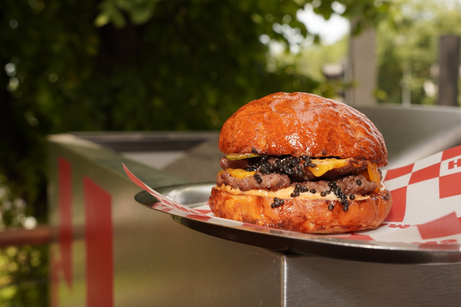 Смэш-бургеры на лето: в «Огоньке» стартовали уик-энды вкуса