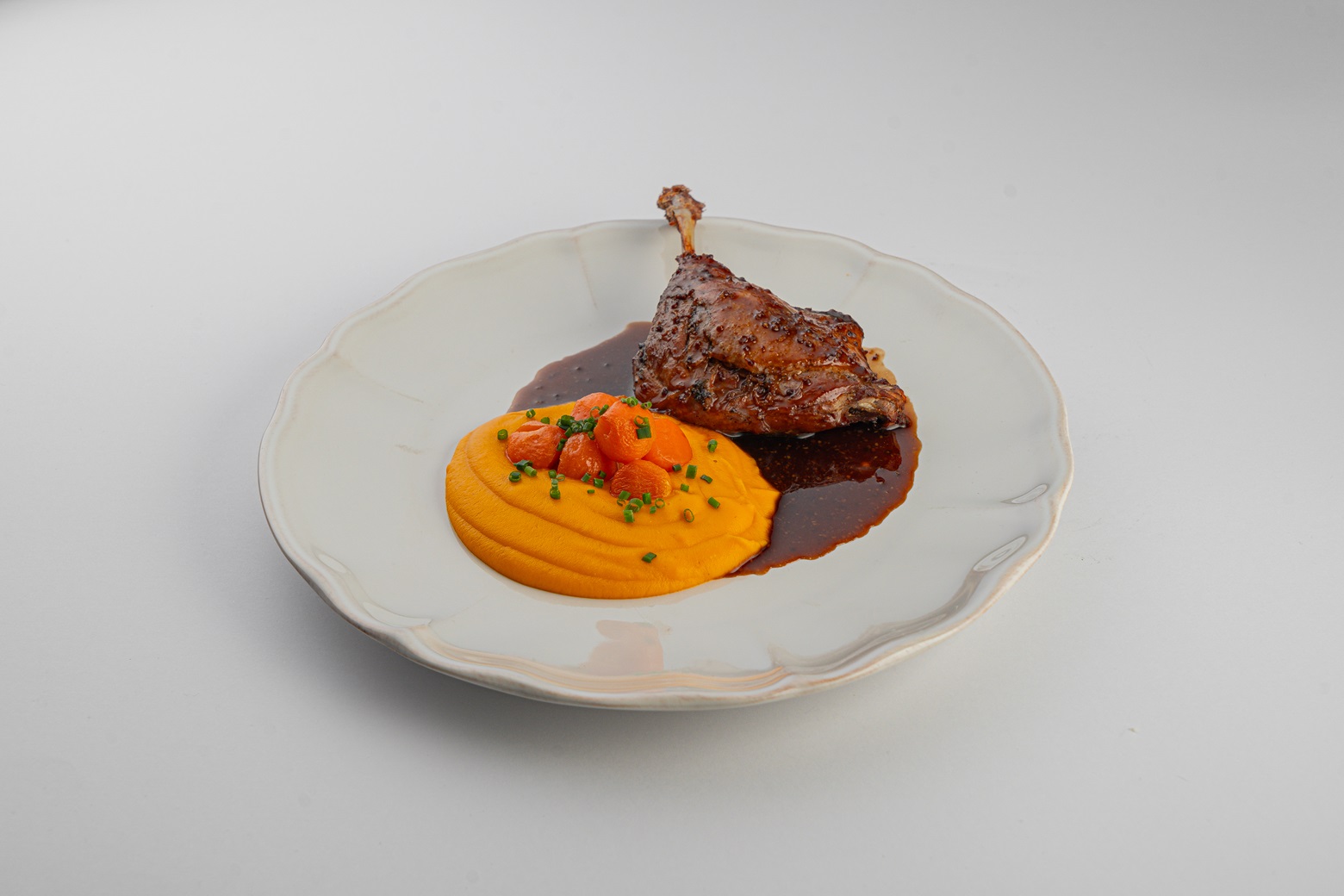 Утиная ножка конфи из морковии соусом на основе демигляса и дижонской горчицы_.jpg