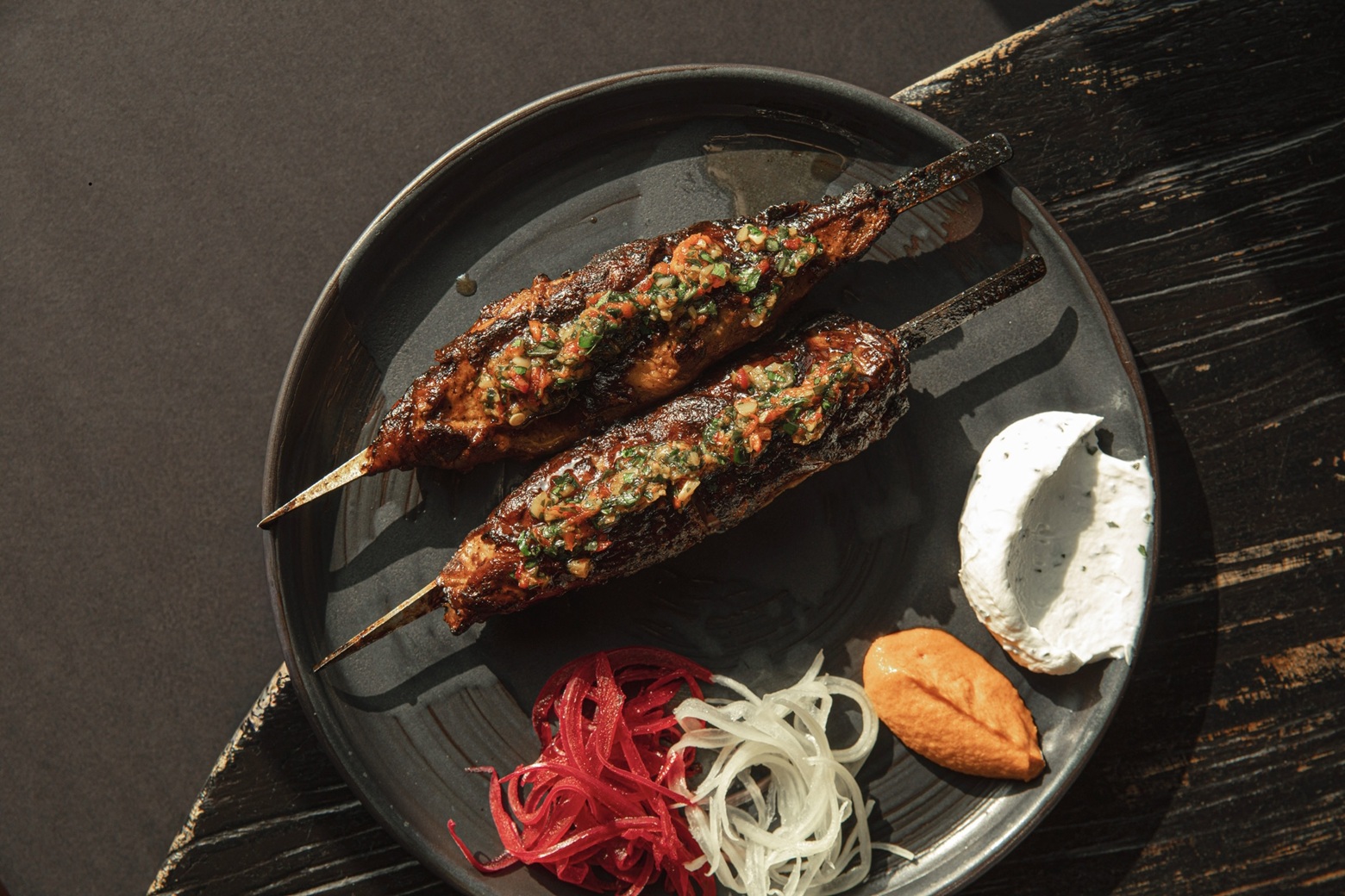 Кебаб из ягненка, маринованный лук, соус из перцев, лепешка.JPG