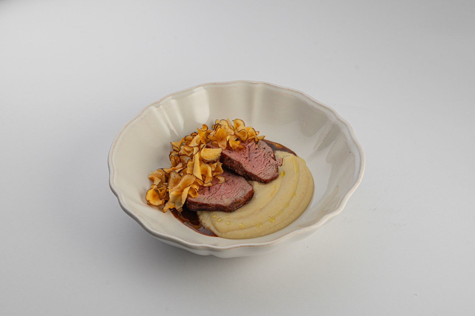 Филе миньон с кремом из топинамбура и трюфельным соусом_.jpg