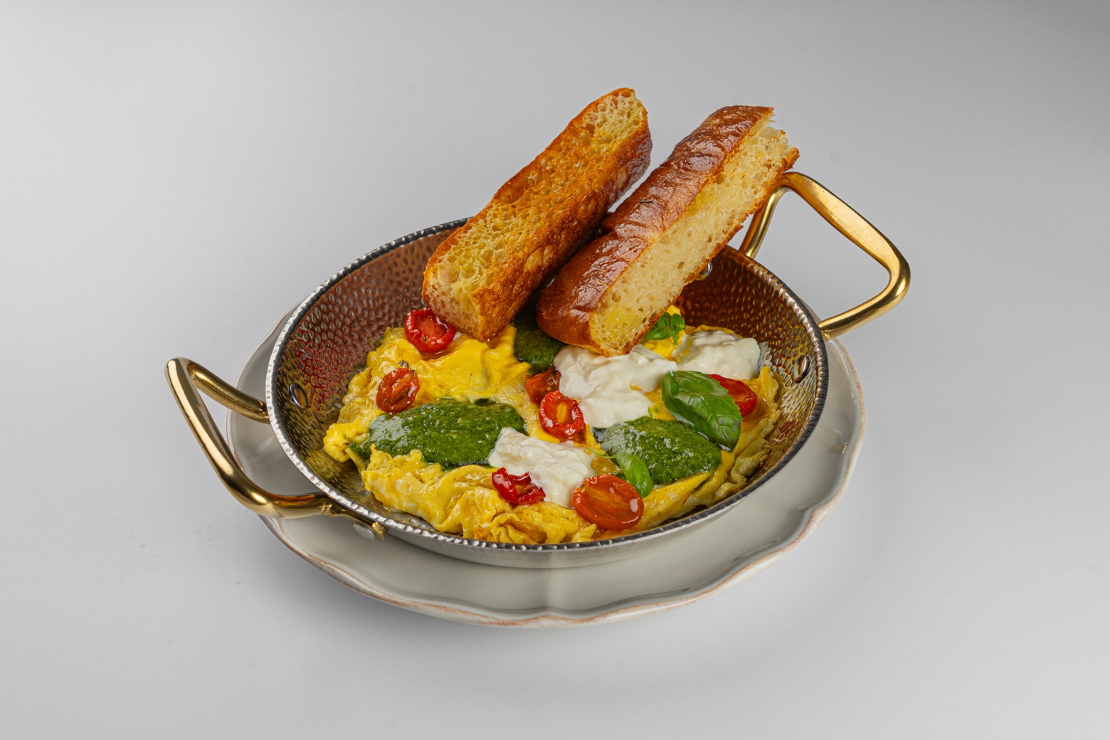 Фритатта _alla caprese_ с страчателлой, вялеными томатами и песто.jpg